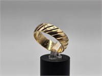 18 KT GOLD BAND - SIZE 11 1/4 - 5.38 GRAMS