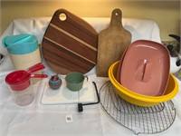 Assorted kitchen items