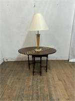 WOODEN ROUND TABLE AND LAMP