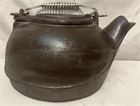Vintage cast iron kettle w/ handle.