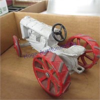 Cast iron Fordson tractor, 6.5" long