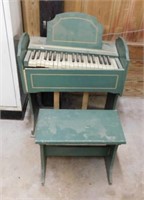 1940 child's Estey pump organ w/ bench,