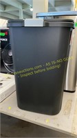 Hefty 13 Gallon Trashcan