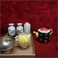 Teapots and Vases lot