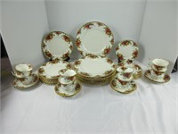 R.A. "OLD COUNTRY ROSES" 40 PC. PLACE SETTINGS