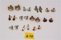 70K: (11) sets vintage screw on earrings