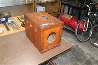 Vintage Wood Pet Carrier in Great Condition.