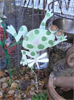 Tin hand painted stick in the ground frog decorati