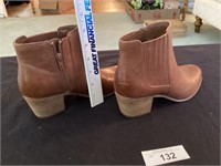 Ladies ankle high tan boots 6 med.