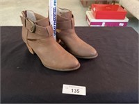 Ladies tan ankle high boots 6 med.