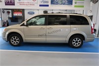 USED 2010 Chrysler Town and Country 2A4RR5D18AR240