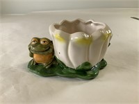 Frog lilly ceramic planter
