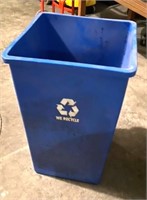 RUBBERMAID RECYCLE 30 GALLON RECEPTICLE