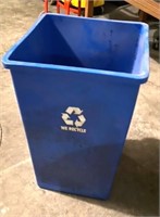 RUBBERMAID RECYCLE 30 GAL RECEPTICLE