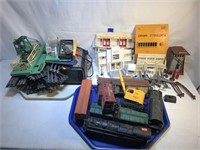Vintage Lionel Train Set and Building Accessories