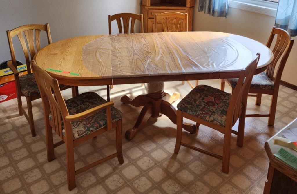 Kitchen table with leaf and 4 chairs and 2