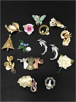 Collection of 15 vintage brooches & pins