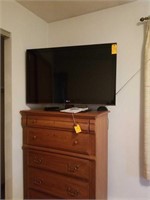 LG FLAT SCREEN TV 42" AND DISPLAYS GREAT PICTURES
