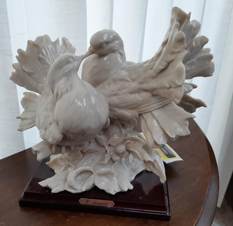 Giuseppe Armani love birds kissing doves in | Kraft Auction Service