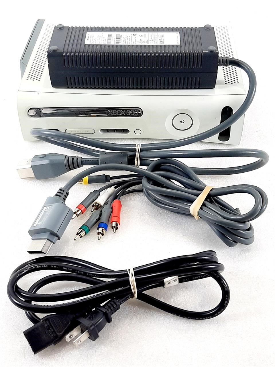 XBOX 360 avec câbles, allume, tel quel