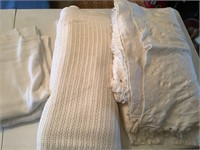 3 white bed spreads