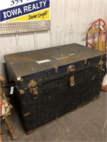 LARGE METAL TRUNK W/ INSIDE TRAY, 22.5 X 39 X 26"T