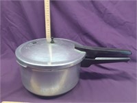 Presto Pressure Cooker / Pot