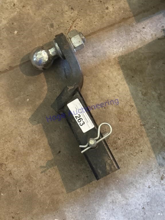 RECEIVER HITCH W/ 2" BALL