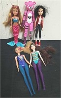 Group of Barbies and other dolls