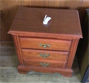 Broyhill 3-drawer nightstand