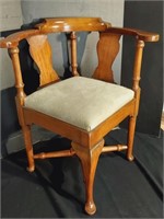 Queen Anne/George 1 Reproduction Corner Chair