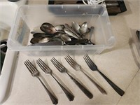 ASSORTMENT OF VINTAGE SILVERPLATED FLATWARE