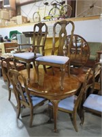 OAK DINING TABLE W/ 6 CHAIRS & 2 LEAFS
