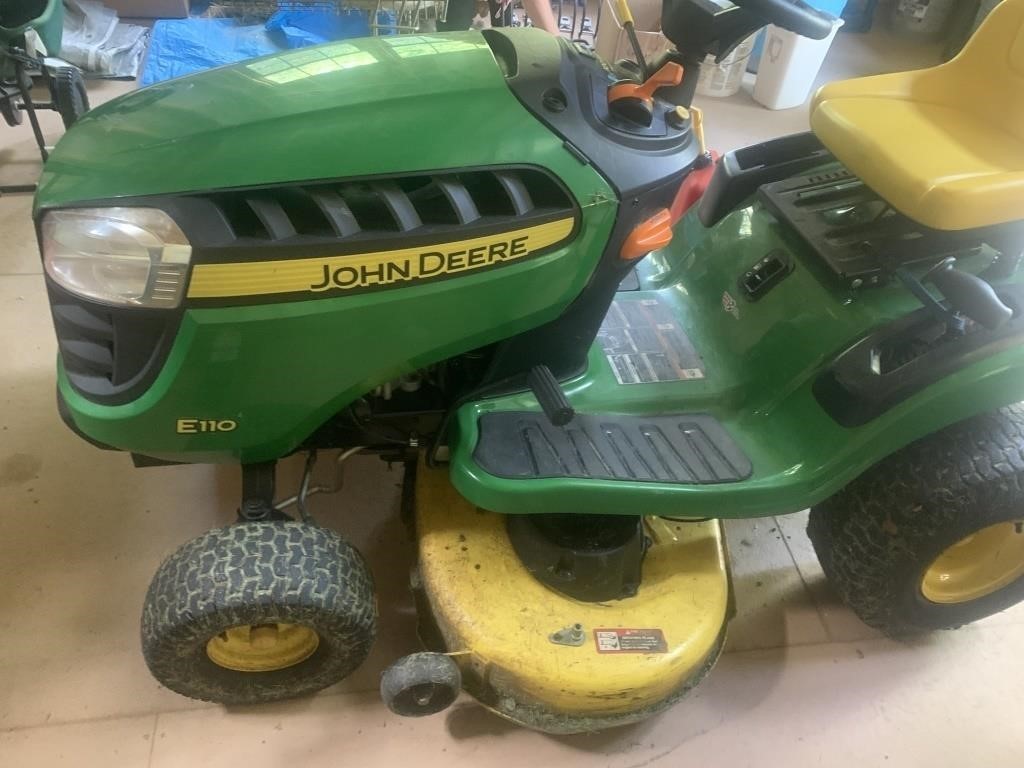 JOHN DEERE E110 RIDING LAWN MOWER WITH 290 HOURS,