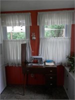 Vintage Singer Sewing Machine in wood cabinet