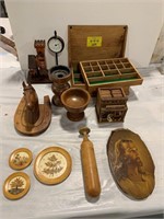 GROUP OF CARVED WOOD & WOODEN DÉCOR