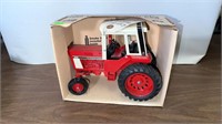 INTERNATIONAL 1586 TOY TRACTOR