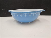 Beautiful Vintage Pyrex Bowl 444