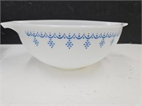 Beautiful Vintage Pyrex Bowls 443