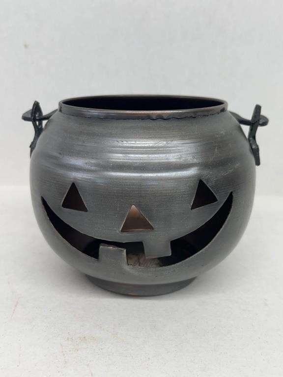 Metal jack-o'-lantern 5" x 6 1/2"