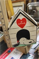 HALLMARK SNOOPY VALENTINES DOG HOUSE