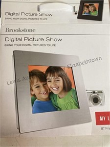 Digital picture show frame appears new