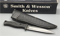 Smith and Wesson hunting knife with sheath