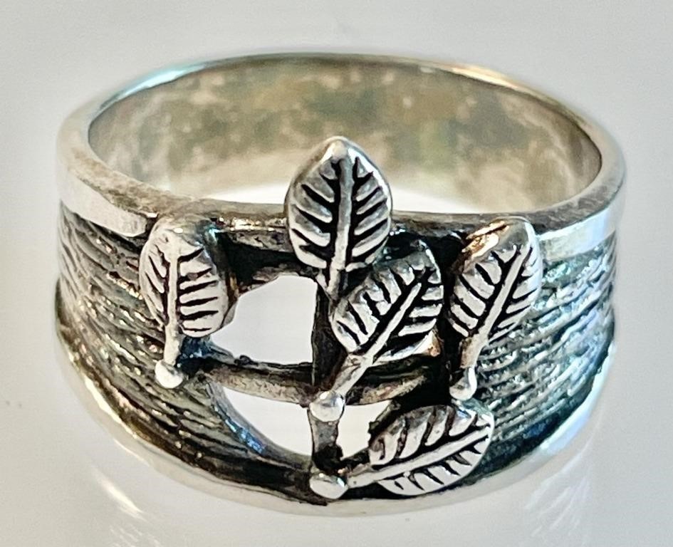 Sterling silver ring with leaf design