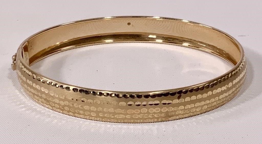 10K gold bracelet, 6g, has clip to open, .5" wide