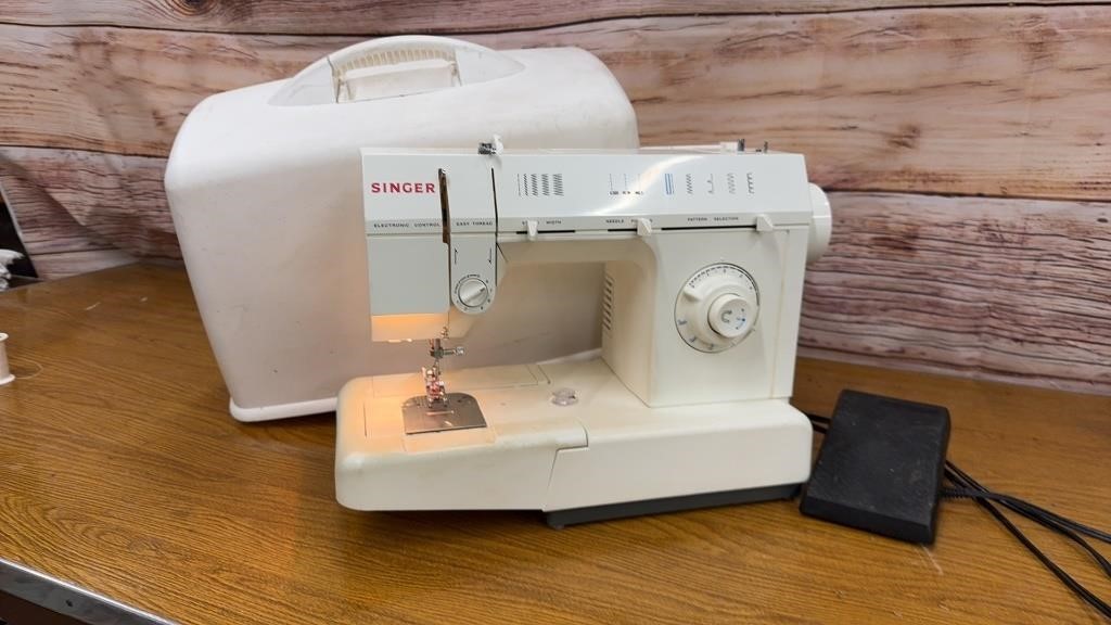 Portable Table Top Singer Sewing Machine. Comes