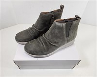 NEW Clark's Suede Shoes (Size: 9 1/2)