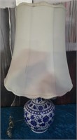 11 - ASIAN PORCELAIN TABLE LAMP W/ SHADE (A194)