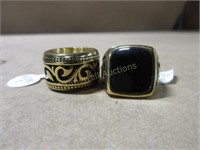2 gold coloured men's rings