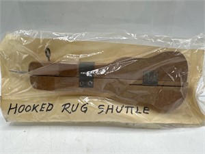 Hooked rug shuttle